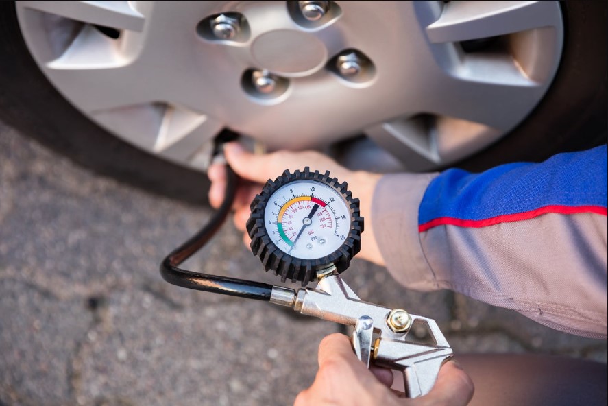 How to use a conventional tire pressure gauge