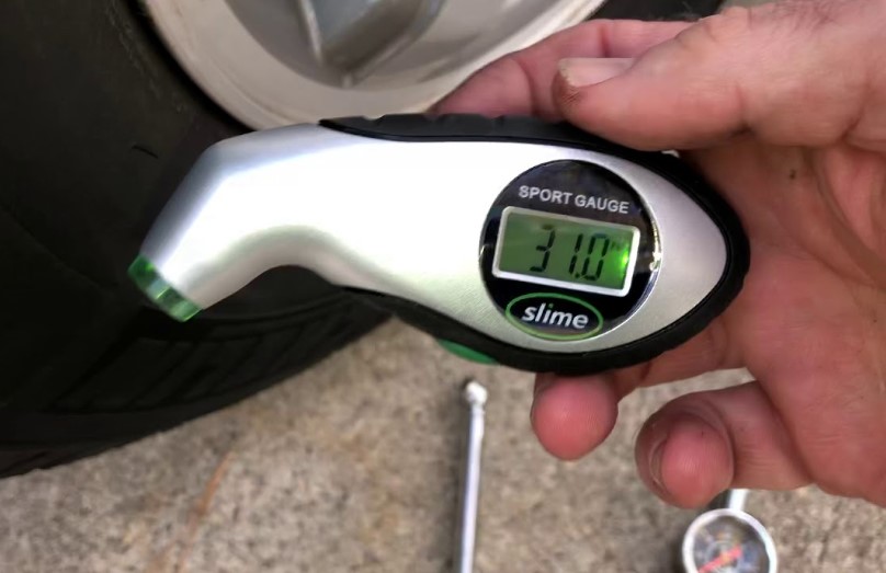 How to use an electronic tire pressure gauge
