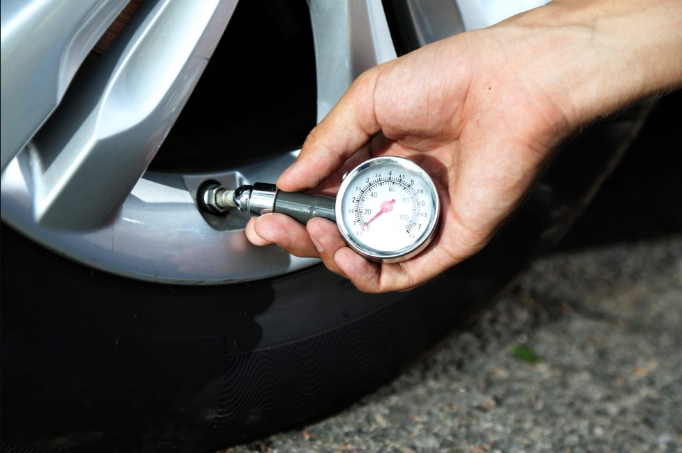 how to use tire pressure gauge